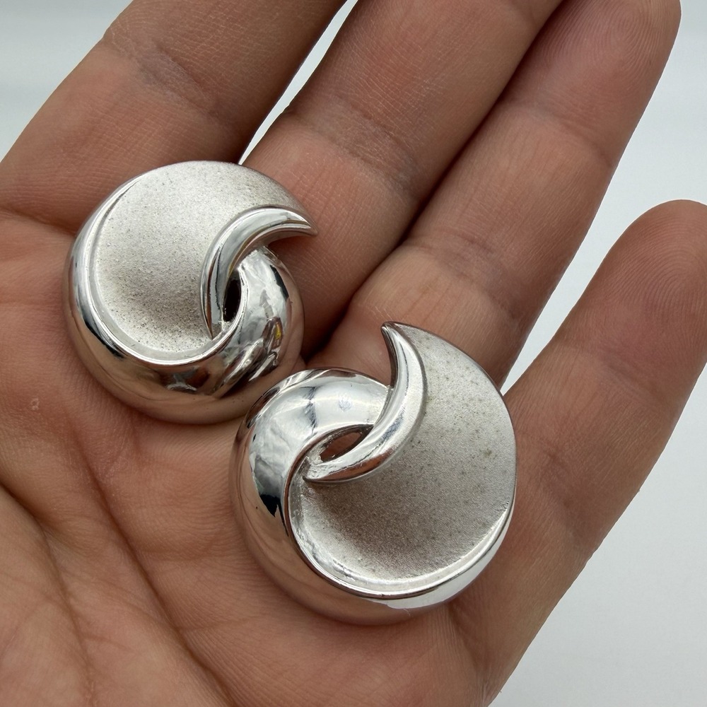 Vintage Crown Trifari Silver Tone Shiny Textured Swirl Round Clip On Earrings